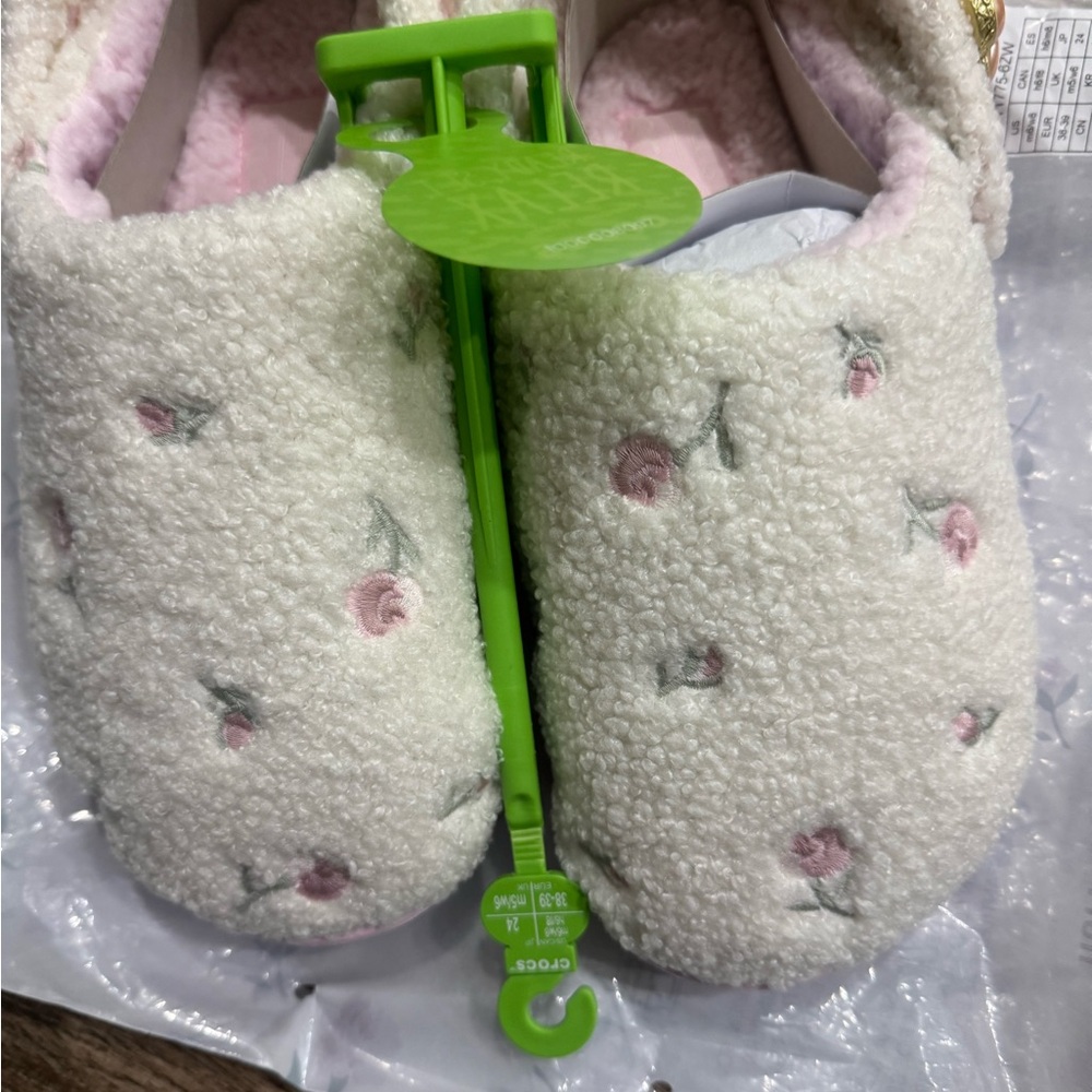 Crocs Shoes | Hollister X Crocs Unfurgettable Size W8